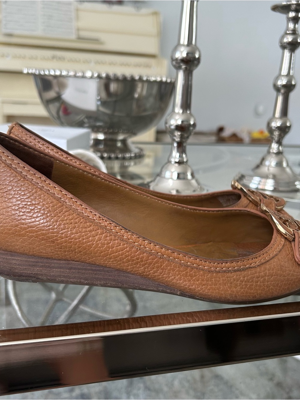 Tory Burch Tan Brown Leather Peep-Toe Flats with Gold Logo - Picture 2 of 5